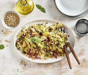 Salat mit Wirsing und Speck auf einem Teller.