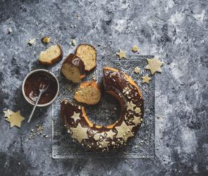 Marzipankuchen mit Schokoglasur auf einem Tablett.