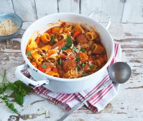 One-Pot-Rigatoni mit Kürbis und Salsicce