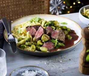 Rehmedaillons mit Spätzle und Rosenkohl