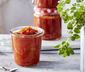 Schaschlik-Sauce in Gläsern.