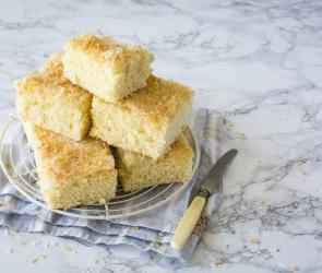 Buttermilchkuchen mit Kokos Stücke auf einem Teller gestapelt