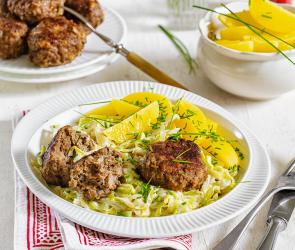 Frikadellen mit Kohlgemüse und Kartoffeln