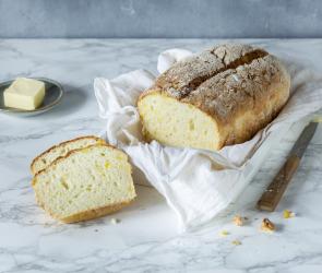 Ein Laib Brot auf einem hellen Küchentuch.