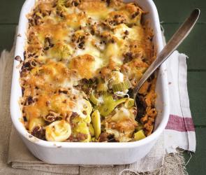 Hackfleisch-Lauch-Gratin in einer Auflaufform mit Käse überbacken.