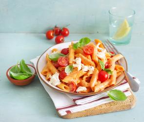 Schnelle und einfache One-Pot Pasta mit Tomate und Mozzarella.