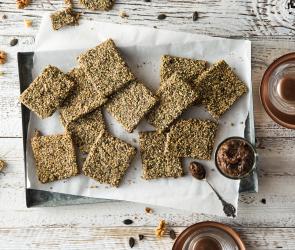 Walnussbrot mit Pflaumendip