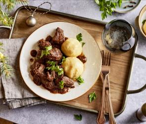Aromatisches Sauerbraten-Gulasch mit Kartoffelklößen