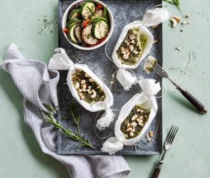 Feta-Päckchen auf einem Blech mit Gemüse in Schale