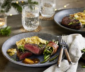 Filetsteak mit Bohnen im Speckmantel und Kartoffelgratin