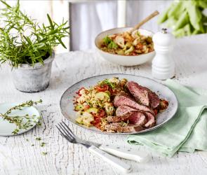 Gemüse-Dinkel-Salat mit Rindersteakstreifen