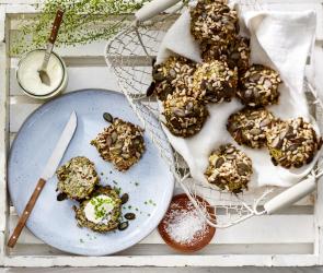 Knackige Körnerbrötchen mit Kräutern.