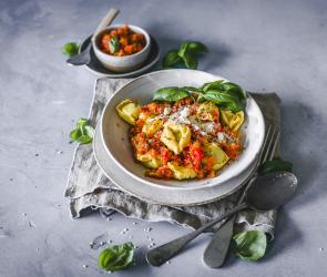 One-Pot Tortellini mit Tomate-Basilikum-Sauce