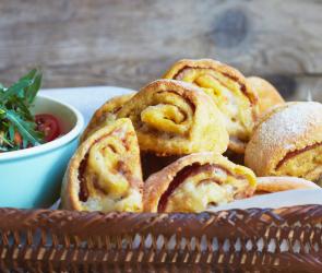 Pizzabrötchen mit Schinken