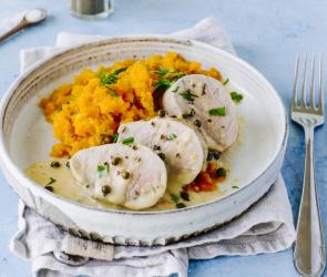 Schweinefilet und Stampf angerichtet auf einem hellen Teller