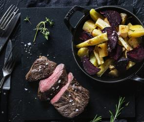 Sous-vide Rinderhüftsteak mit Wurzelgemüse