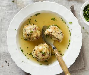 Speckknödel in Brühe.