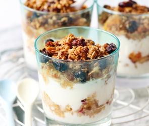 Fruchtjoghurt mit Dinkel-Mandel-Crunch im Glas