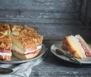 Rhabarbertorte mit Mandeln