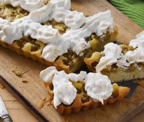 Süße Torte mit Stachelbeeren und Haselnussbaiser.