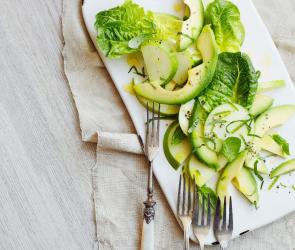 Avocado-Apfel-Salat mit Basilikum und Limette