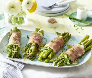 Gedämpfter Spargel in Schinken