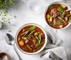 Rindergulasch mit Frühlingsgemüse