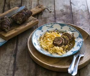 Traditionelle Spätzle mit Rinderrouladen.
