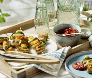 Bunte Bratwurstspieße mit Kinderketchup