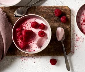 Buttermilchdessert mit Himbeeren