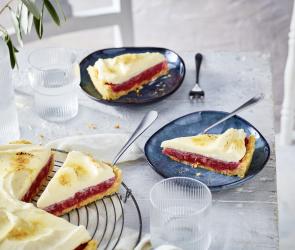 Erdbeer-Rhabarber-Tarte mit Vanillehaube