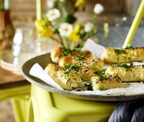 Gefüllte Blätterteig-Röllchen mit Feta.