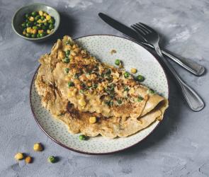 Dinkelpfannkuchen mit buntem Gemüse und Käse.