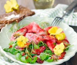 Lachs mit Erdbeermus auf frischem Salat