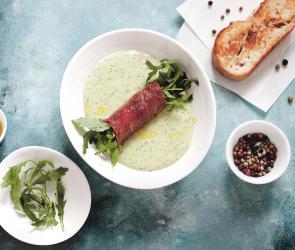 Rucolasuppe mit Schinkenröllchen