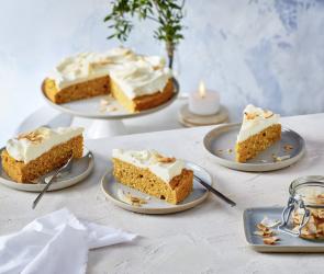 Veganer Ananas-Karotten-Kuchen mit Kokos-Topping