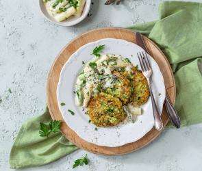 Zucchini-Käse-Puffer mit Spargelragout