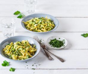 Einfache Käsespätzle mit Frühlingszwiebeln