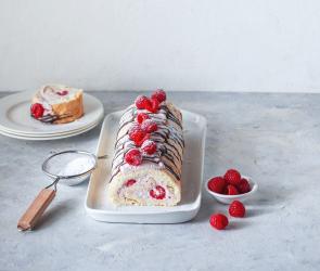 Himbeer-Biskuitrolle mit Schokolade