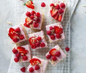 Mandelkuchen vom Blech mit Himbeerschmand