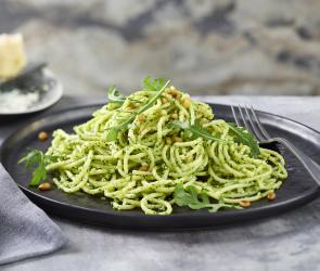 Schnelle Pasta mit Rucolapesto.