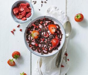 Schale mit Joghurt, Erdbeeren und Schokolade