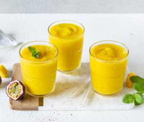 Mango-Maracuja-Slush serviert in drei Gläsern.