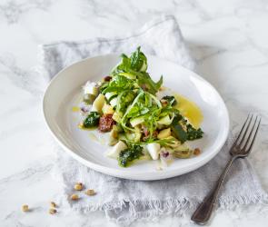 Schneller Zucchinisalat im Glas zum Mitnehmen.
