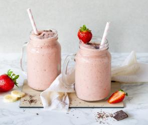 Cremiger Nicecream-Shake mit Erdbeeren in Gläsern.