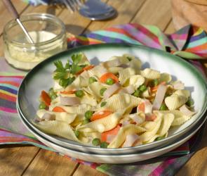 Nudelsalat mit Schinken und Erbsen