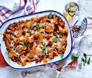 Überbackenes Pastagericht Rigatoni al forno.