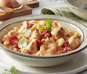 Ungarisches Hähnchen-Paprikasch mit Spätzle in einem tiefen Teller angerichtet.