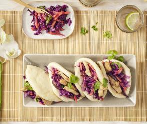 Vietnamesische Burger mit Hähnchen (Bao Buns)