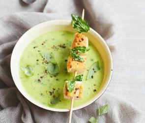 Zucchinisuppe mit Basilikum und Hähnchenspießen